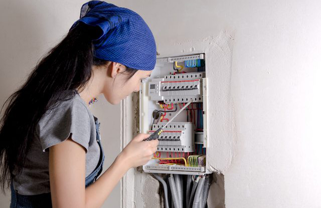 Comment repérer les problèmes électriques potentiels lors des inspections de propriété